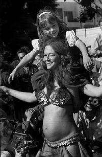 1969 photo by Robert Altman of Rhea dancing with Piper on her shoulders and Melina still in her dancing belly