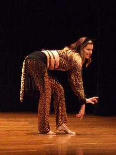 Naomi dances to Piper's Stray Cat choreography at Belly Dance Magic 2007 399R