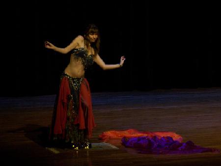 Deniz of Ohio entrances the audience with her gablet dancing at Belly Dance Magic 2007 233