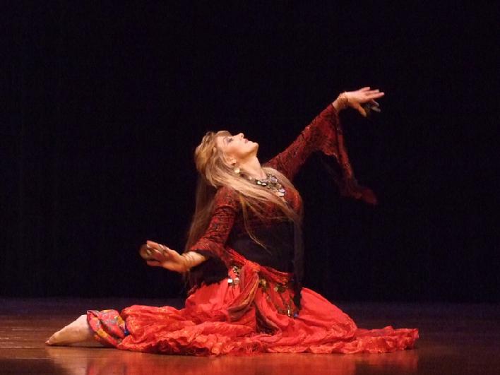 Artemis performs a traditional Turkish Romany dance for Belly Dance Magic 2007 444B